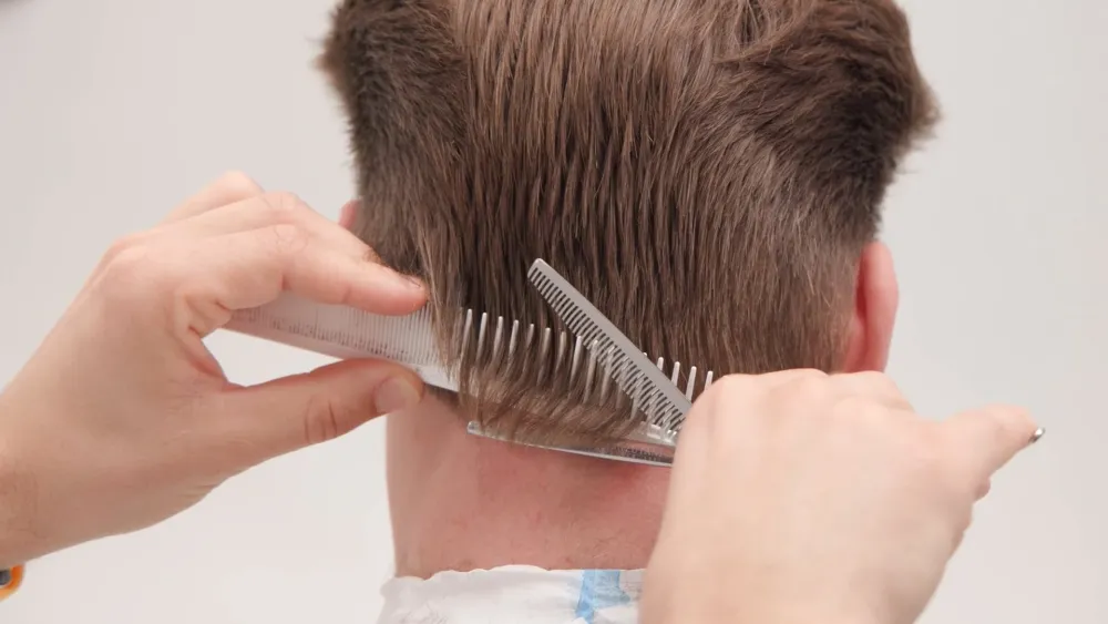 Moderný pompadour s rýchlym taper fadeom